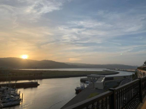 Ático con vistas al mar y amplia terraza, en el muelle deportivo